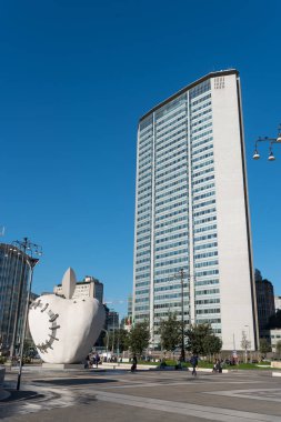 Milan, İtalya - Eylül, 2017 yaklaşık: Anıtsal Reintegrated Apple Milan'ın merkez demiryolu istasyonu tarafından Michelangelo Pistoletto önünde heykel.