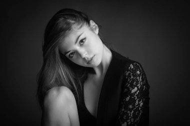 Siyah ceket giyen uzun saçlı Intimate güzel kadın stüdyo portre. Siyah beyaz görüntü.