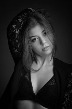 Siyah ceket giyen uzun saçlı Intimate güzel kadın stüdyo portre. Siyah beyaz görüntü.