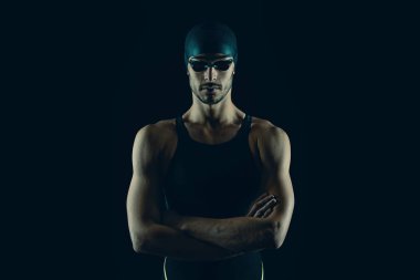 Siyah arka plan karşı Profesyonel atlet yüzücü stüdyo portre. Mavi ton renk düzeltme.