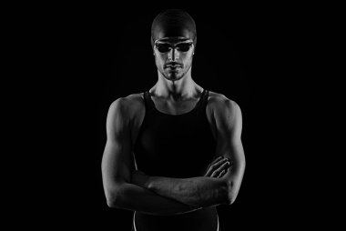 Siyah arka plan karşı Profesyonel atlet yüzücü stüdyo portre. Siyah beyaz görüntü.