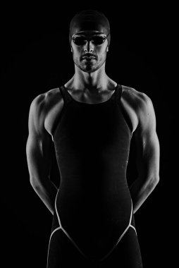 Siyah arka plan karşı Profesyonel atlet yüzücü stüdyo portre. Siyah beyaz görüntü.