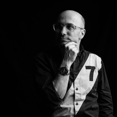 Emin düşünme orta yaş kel adam karanlık gölge portre bir