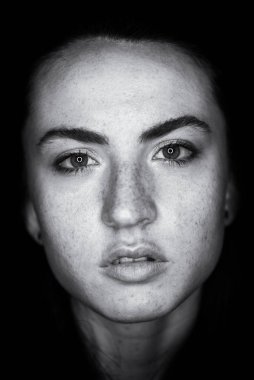 Yoğun güzel kadın portresi. Fil ile siyah beyaz görüntü