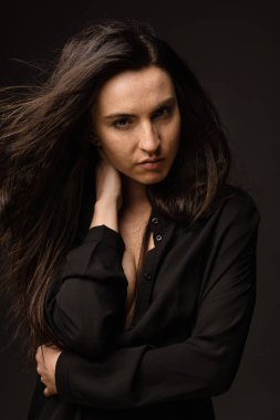 Şehvetli samimi genç kadın da karşı stüdyo portre kadar yakın