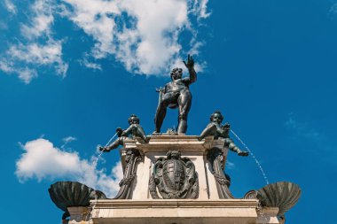 Mavi bulutlu gökyüzü ile güneşli bir günde Neptün Çeşmesi. Bologna. İtalya. 