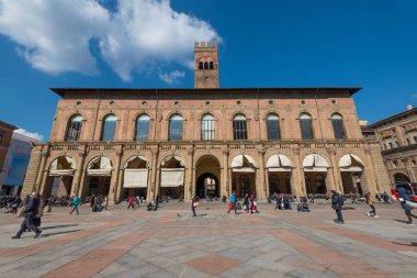 Bologna, İtalya - Mart, 2018: Güneşli bir günde Podest Sarayı'nın önünde yürüyen insanlar