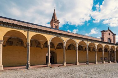 Santissima Annunziata kilise mavi gökyüzü ile güneşli bir günde. Bologna, İtalya.
