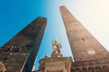 İkiz kuleler (Asinelli ve Garisenda) güneşli bir günde mavi gökyüzüne karşı, aşağıdan bakın. Bologna, İtalya.