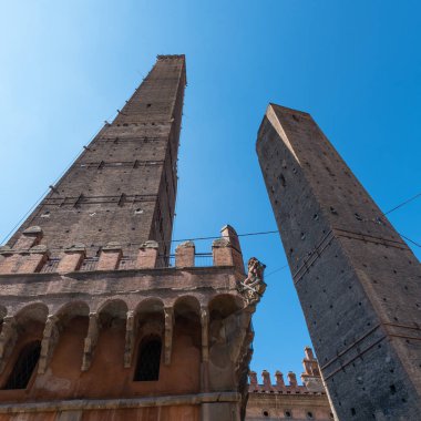 İkiz kuleler (Asinelli ve Garisenda) güneşli bir günde mavi gökyüzüne karşı, aşağıdan bakın. Bologna, İtalya.