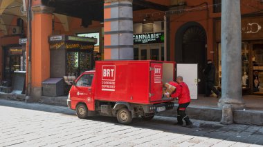 Bologna, İtalya - Circa March, 2018: Bartolini ekspres kurye kamyonu sokakta