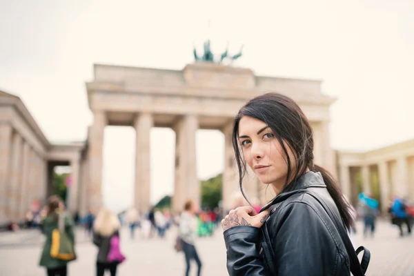 Retrato de mulher morena jovem em Berlim. Portão de Brandemburgo no — Fotografia de Stock