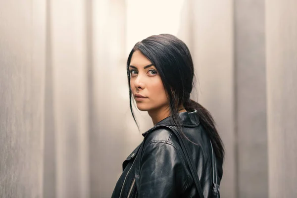 Young woman intense portrait. — Stock Photo, Image