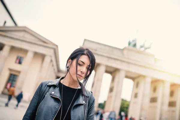 Jeune femme brune portrait à Berlin. Porte de Brandebourg dans le — Photo