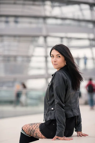 Mladá usměvavá brunetka žena portrét v Berlíně. — Stock fotografie