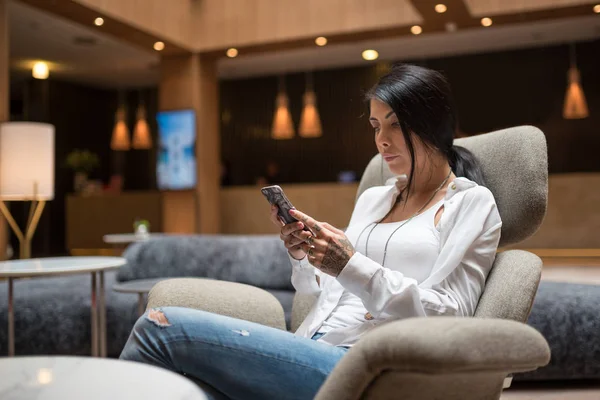 Joven mujer de negocios retrato enviando un mensaje con su p inteligente —  Fotos de Stock