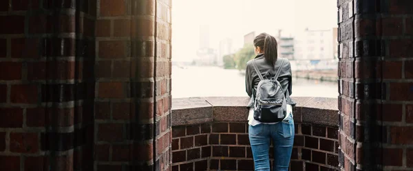 Ung kvinna tittar på utsikten. Berlin, Tyskland. — Stockfoto