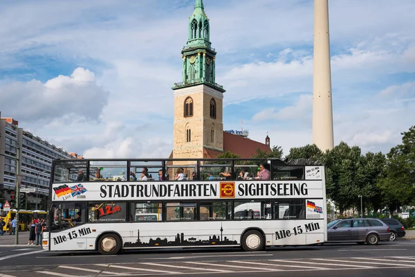 BERLÍN, ALEMANIA - CIRCA JULIO 2017: Autobús turístico con Fernsehtur — Foto de Stock