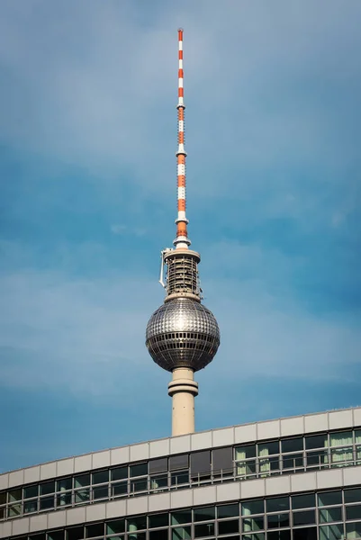 ベルリン ドイツ 2017年7月 フェルンセトゥルム テレビ塔 はアレクサンダー広場に閉じます フェルンセトゥルムは その368メートルを持つヨーロッパで4番目に高い自立構造です — ストック写真