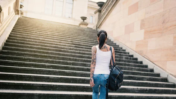 Nationalgalerie Müzesi inşaatını ziyaret eden çekici genç bir kadın.