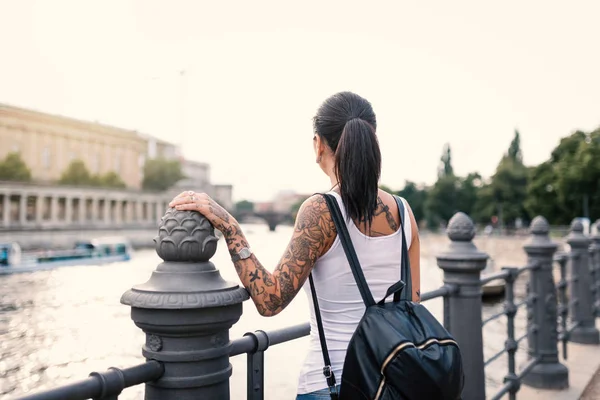 Genç esmer kadın arkadan görünüyor. Nehir taşralı.