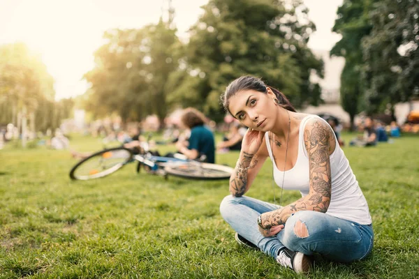 Fiatal barna nő, aki egy berlini parkban pihen. Fény — Stock Fotó