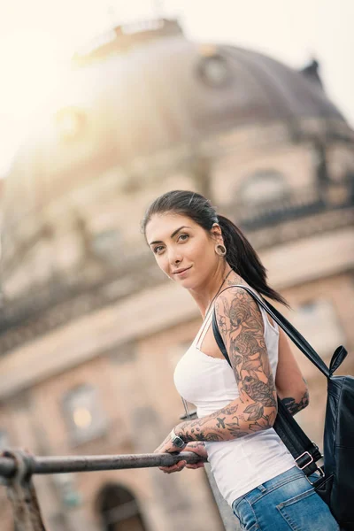 Giovane donna turistica ritratto a Berlino. Bode Museum nello schienale — Foto Stock