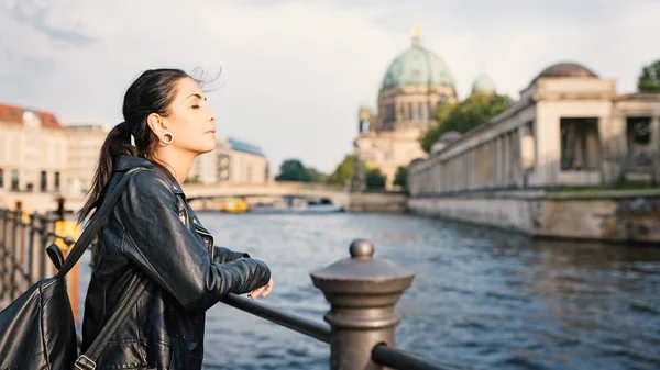 Avslappnad ung turist kvinna porträtt i Berlin. Island Museum i — Stockfoto