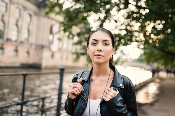 Jonge toeristische vrouw portret in Berlijn wandelen buiten met riv — Stockfoto