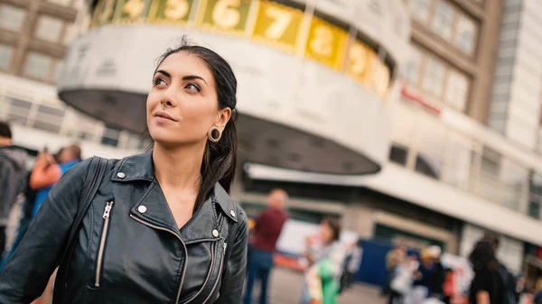 Fiatal turista női portré Berlinben. Alexanderplatz óra beállítva — Stock Fotó