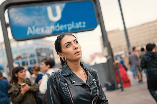 柏林年轻的女游客肖像 Alexanderplatz in the ba — 图库照片