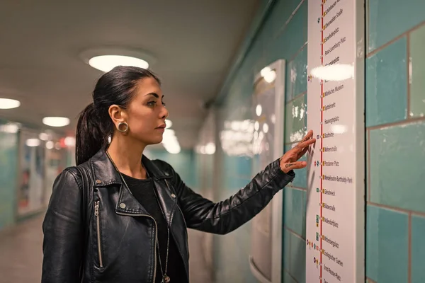 Potret wanita turis muda sedang memeriksa jalan masuk ke dalam kereta bawah tanah — Stok Foto