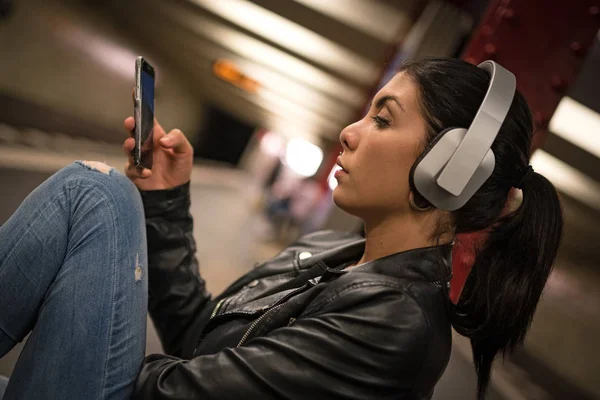 Fiatal turista nő portré zenét hallgatni fejhallgatóval — Stock Fotó