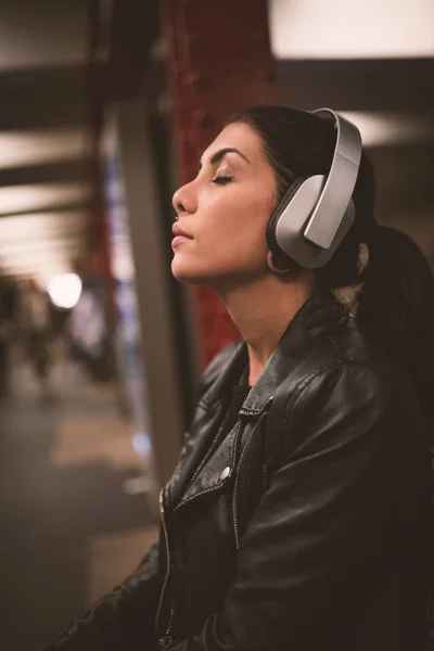 Jonge toeristische vrouw portret luisteren naar muziek met hoofdtelefoon — Stockfoto