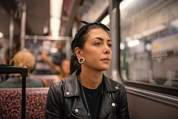 Retrato de una joven turista cansada en el metro de Berlín. La vida —  Fotos de Stock