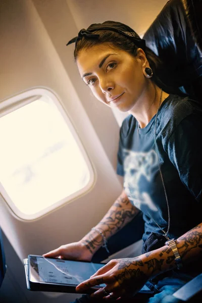 Jonge vrouw portret werken met tablet in vliegtuig. Natura — Stockfoto