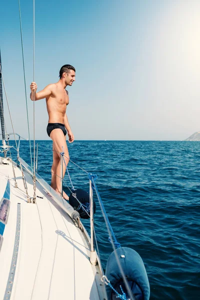 Yelkenlideki genç adam portresi.