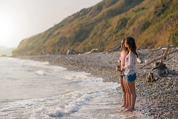 Hermanas Jóvenes Retratan Juntas Mar Por Mañana Con Destellos Naturales —  Fotos de Stock