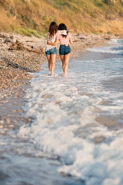 Hermanas Jóvenes Abrazándose Caminando Juntas Mar Vista Desde Atrás Concepto —  Fotos de Stock