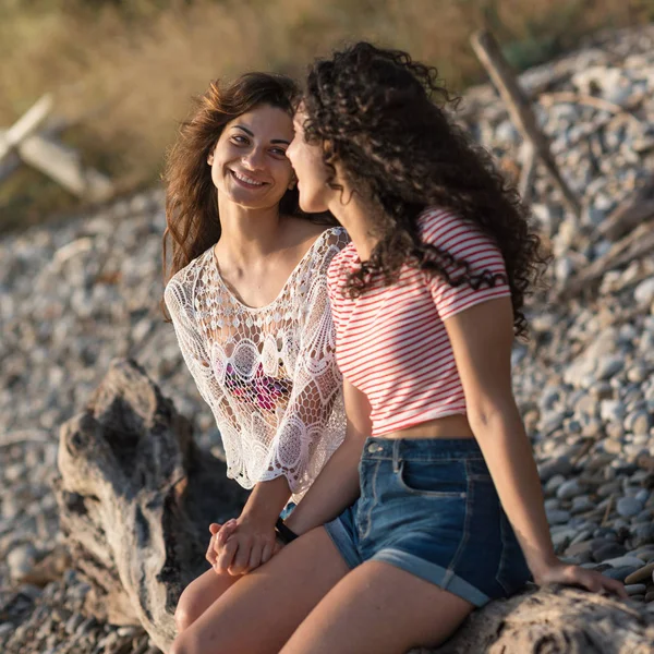 Hermanas Jóvenes Retrato Divirtiéndose Juntas Mar Concepto Estilo Vida — Foto de Stock