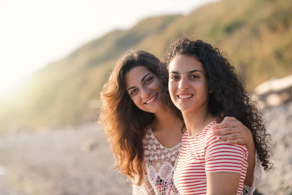 Młode Szczęśliwe Siostry Zamykają Portret Nad Morzem Koncepcja Stylu Życia — Zdjęcie stockowe
