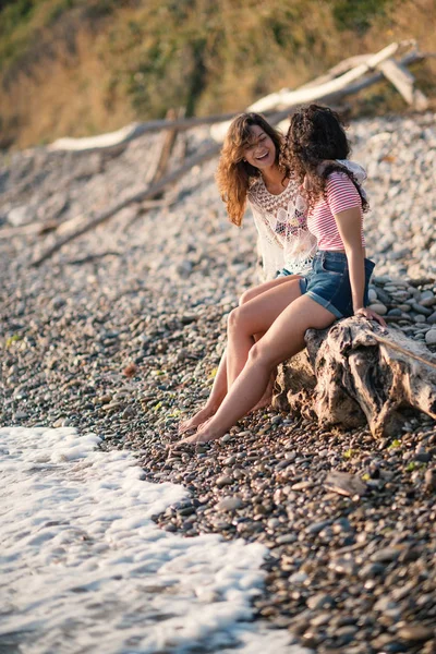 Unga Systrar Porträtterar Kul Tillsammans Vid Havet Livsstilskoncept — Stockfoto