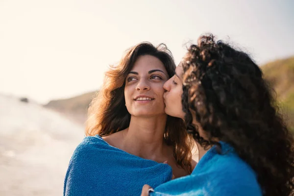 Hermanas Jóvenes Besan Mar Concepto Estilo Vida — Foto de Stock