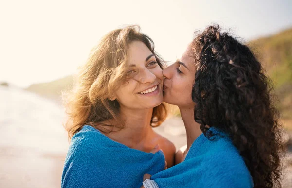 Jovens Irmãs Retrato Beijando Mar Conceito Estilo Vida — Fotografia de Stock