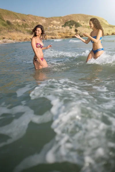 Retrato de irmãs jovens se divertindo juntas no mar. Estilo de vida — Fotografia de Stock