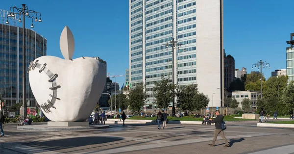 Mailand Italien September 2017 Die Monumentale Skulptur Des Wiedereingegliederten Apfels — Stockfoto