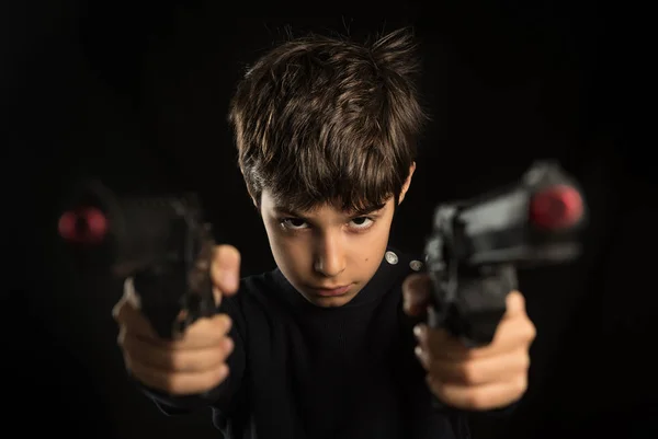 Miúdo Contra Fundo Negro Com Armas Retrato Estúdio — Fotografia de Stock