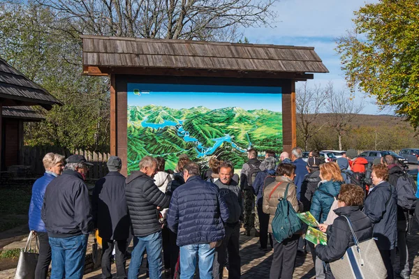 Plitvice Croácia Circa Outubro 2017 Grupo Turistas Frente Mapa Parque — Fotografia de Stock