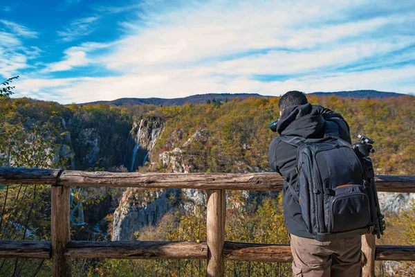 Профессиональный Фотограф Фотографирует Национальном Парке Плитвицкие Озера Хорватия Европа — стоковое фото