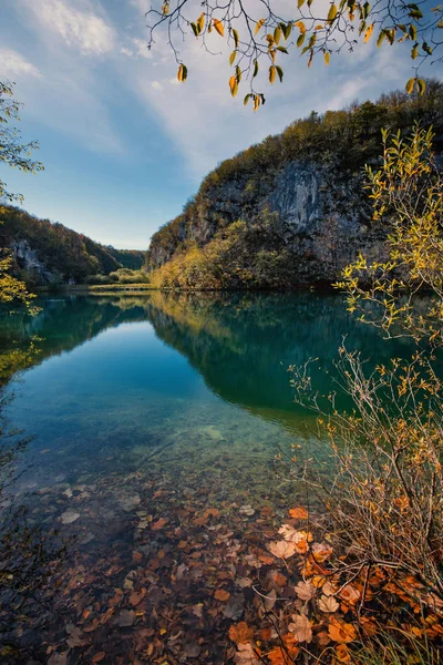 Majestueus Uitzicht Turquoise Water Met Hemel Heuvels Reflecties Plitvice Lakes — Stockfoto